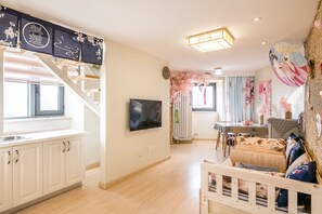 Elite Duplex | Private kitchen | Fridge, microwave, rice cooker, cookware/dishes/utensils - Tianjin Yujingxuan Boutique Apartments (Tianjin)