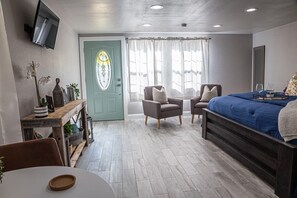 1 bedroom, iron/ironing board, free WiFi, bed sheets - Four blocks of Main Street!!! (Fredericksburg)