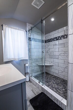 Shower, hair dryer, towels, soap - Four blocks of Main Street!!! (Fredericksburg)