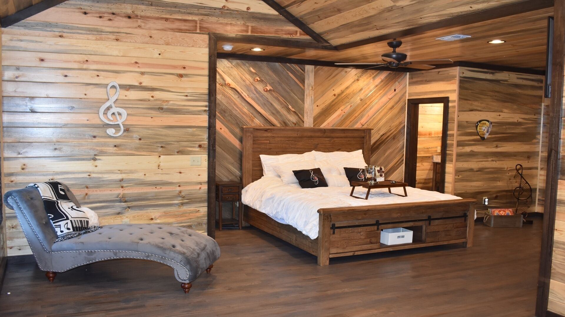 Off-Season Discounted Pricing - Hot Tub, Large Master, more.!