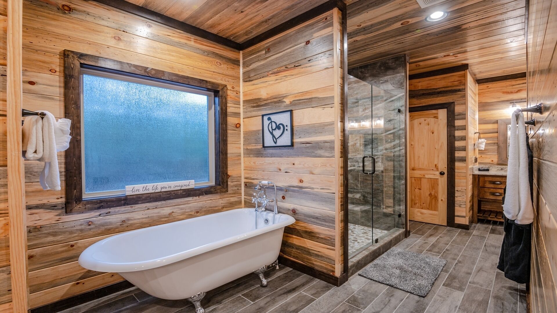 Badewanne, Haartrockner, Handtücher, Seife