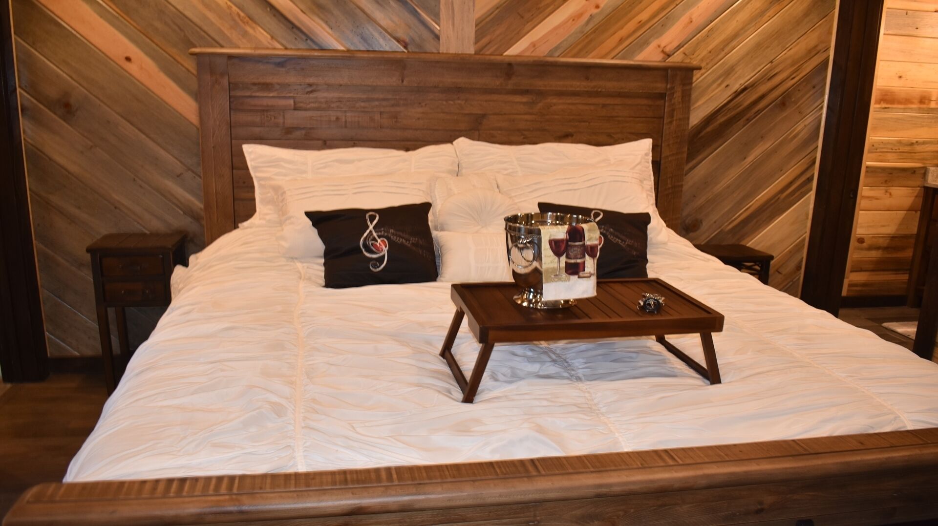 Off-Season Discounted Pricing - Hot Tub, Large Master, more.!