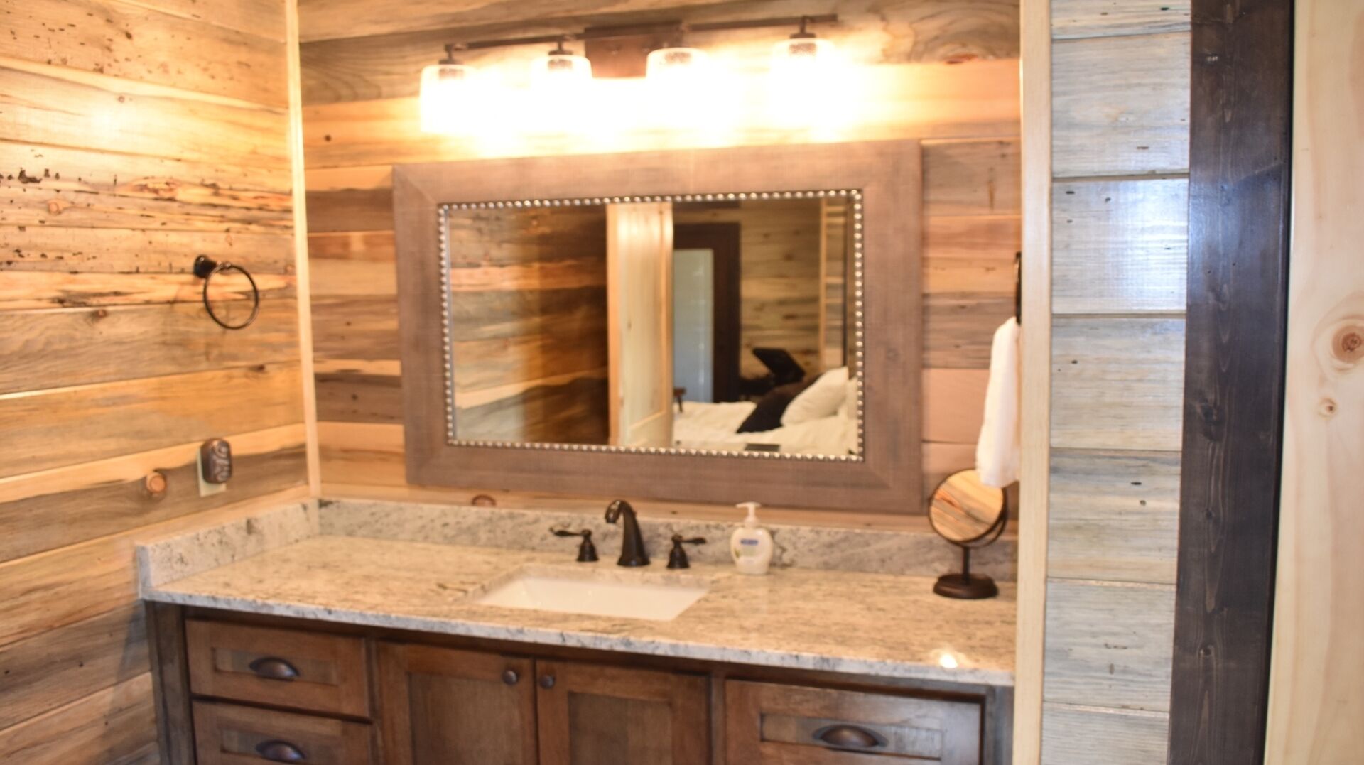 Off-Season Discounted Pricing - Hot Tub, Large Master, more.!