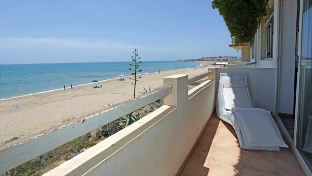 Un balcone con vista sulla spiaggia e sull'oceano.