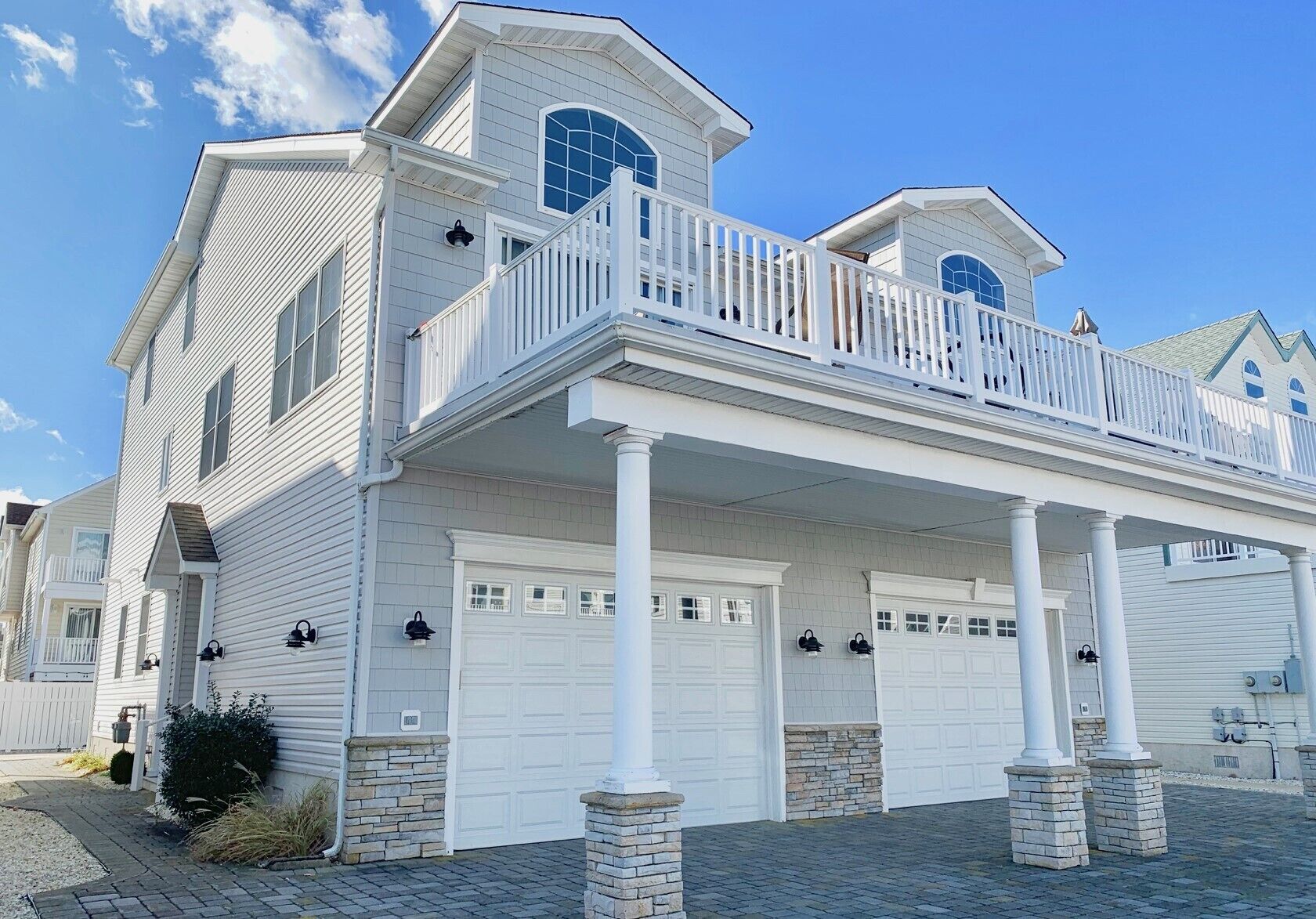 Large deck off the living room with bay views. About 3 blocks to the beach.