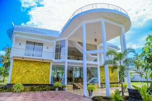 المنشأة من الخارج