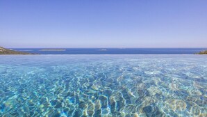 A clear view of an infinity pool with a horizon of the sea and distant islands. - Villa 17 - Panoramic view of Palombaggia (Porto-Vecchio)