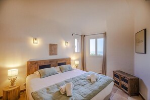4 bedrooms, iron/ironing board, WiFi, bed sheets