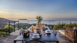 A dining table set with breakfast items and a view of the sea. - Villa 17 - Panoramic view of Palombaggia (Porto-Vecchio)