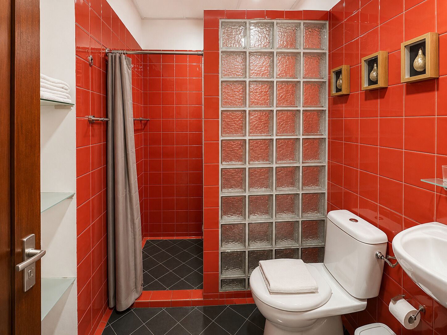 Deluxe-værelse til 3 personer | Badeværelse | Bruser, håndklæder, Sæbe, Shampoo