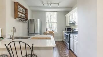 Jääkaappi, mikroaaltouuni, uuni, liesi