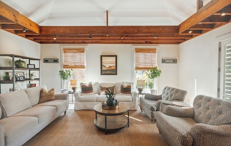 Smart TV, fireplace. Historic Cottage with modern amenities