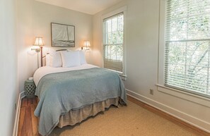 2 bedrooms, free WiFi - Historic Cottage with modern amenities (louisville)