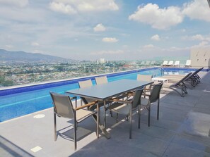 Outdoor pool, a heated pool - Studio in Modern High Rise, AC, Pool, Gym, GREAT Location 6c (Curridabat)