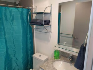 Shower, hair dryer, towels, soap - Studio in Modern High Rise, AC, Pool, Gym, GREAT Location 6c (Curridabat)