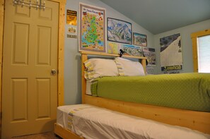 2 bedrooms, iron/ironing board, WiFi, bed sheets - Lakeside Adventurer's Cabin (Durango)