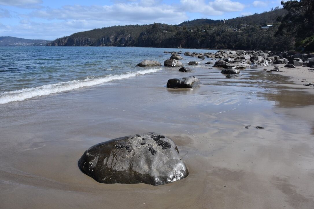 Beachside Taroona with Spa — image 14