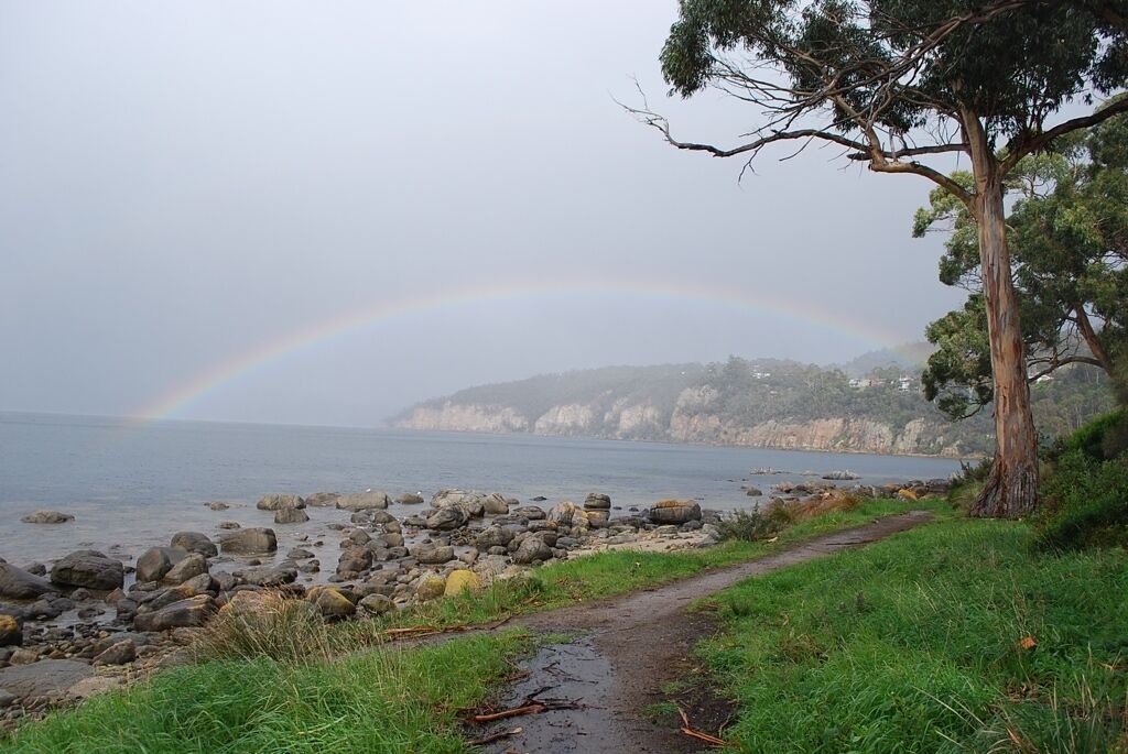 Beachside Taroona with Spa — image 4