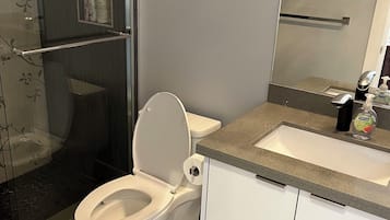 Een douche, een haardroger, handdoeken, zeep