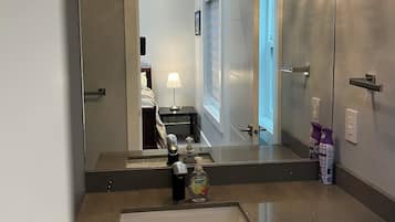 Douche, sèche-cheveux, serviettes fournies, savon