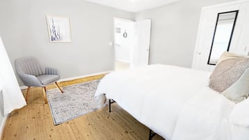 2 makuuhuonetta, työpöytä, silitysrauta/-lauta, vauvan matkasänky