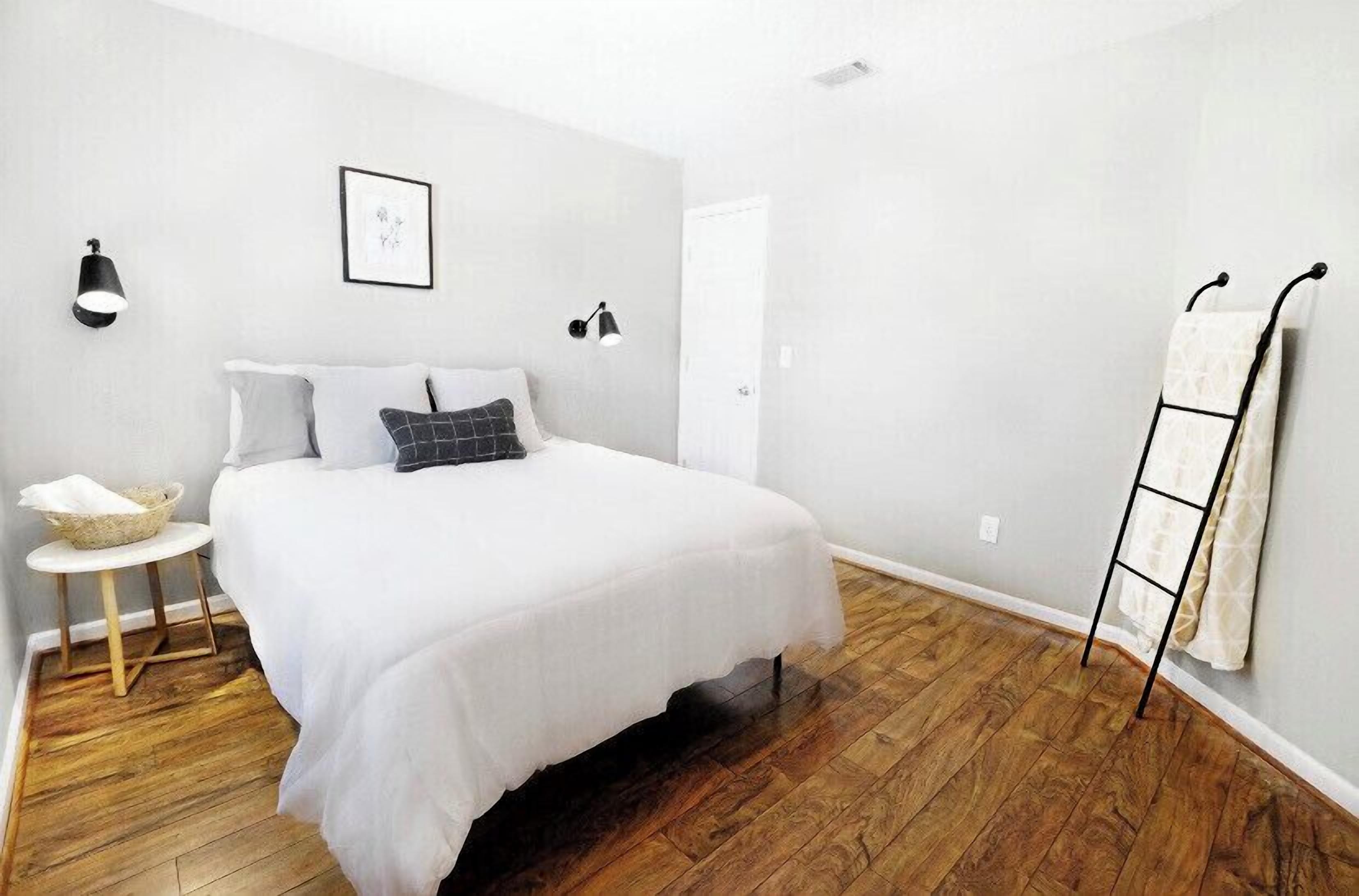 2 Schlafzimmer, Schreibtisch, Bügeleisen/Bügelbrett, Reisekinderbett