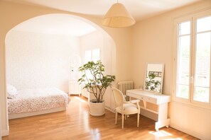 2 habitaciones, tabla de planchar con plancha, wifi y ropa de cama 