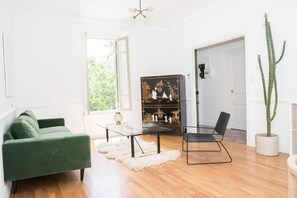 Televisión, reproductor de DVD, libros y videoteca 