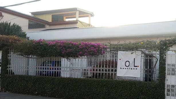 Propriedade cercada com uma placa que diz 'OL Boutique'.