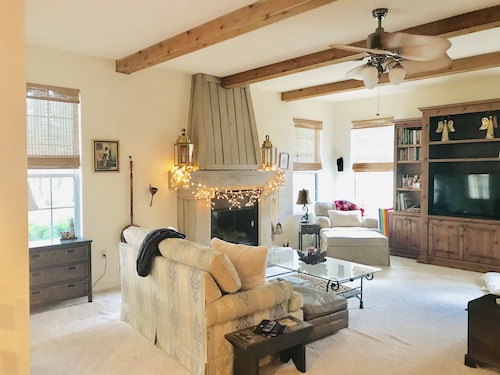 Beautiful Oasis with pool, walking distance from Rainbow river 