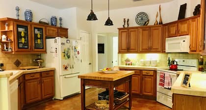 Beautiful Oasis with pool, walking distance from Rainbow river