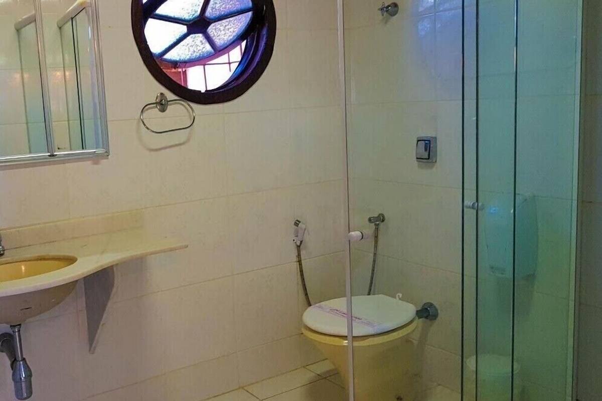 deluxe twin room | bathroom amenities | shower, towels, soap, shampoo