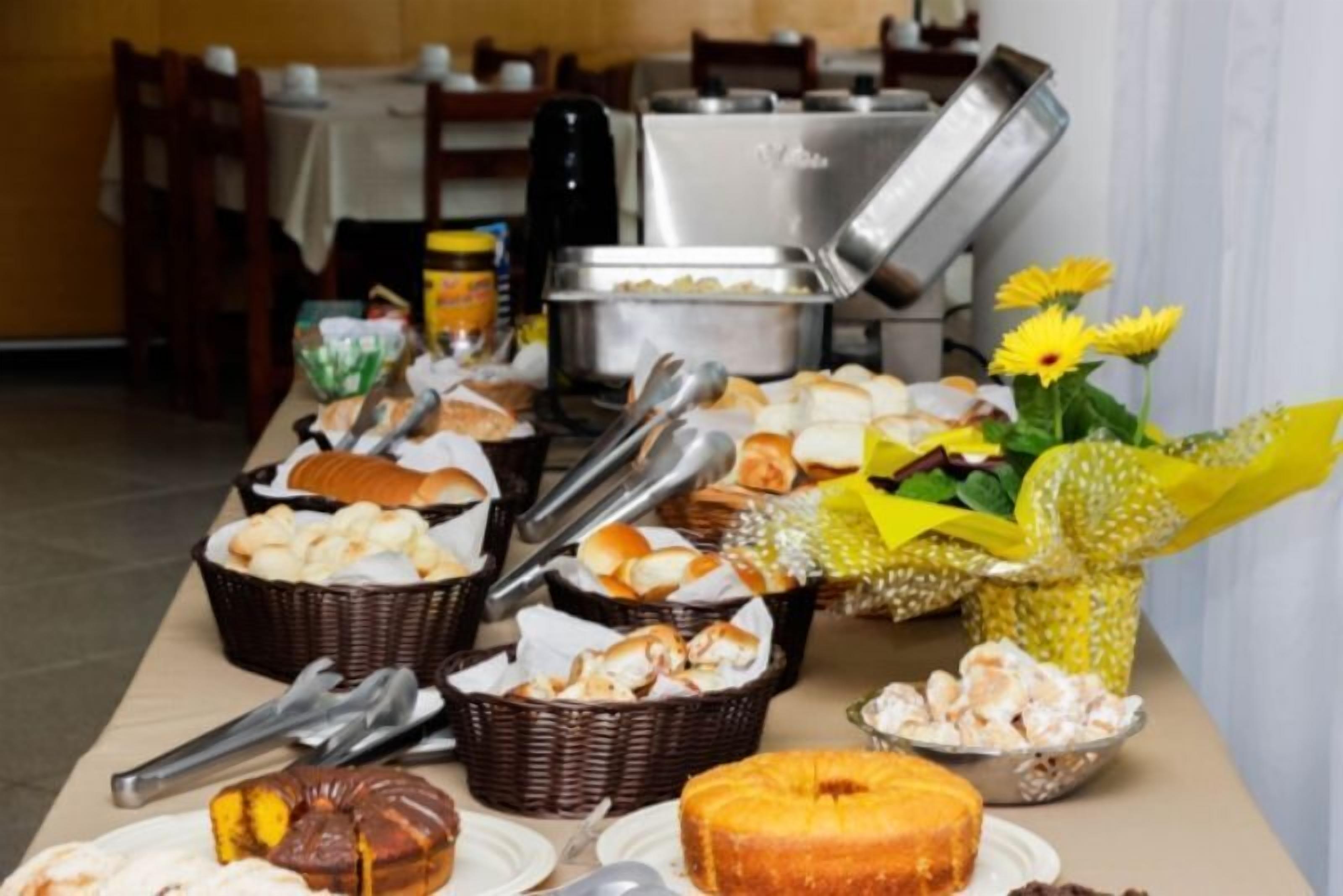 Une table de buffet avec divers plats et ustensiles.