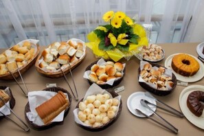 Free daily buffet breakfast - Royal Inn Hotel (Cornelio Procopio)