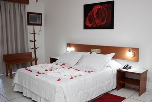 Minibar, free WiFi, bed sheets - Hotel Midas (Cornelio Procopio)