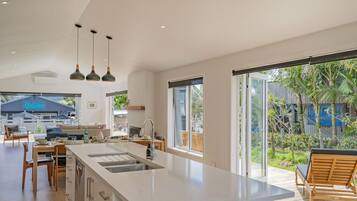 Réfrigérateur, micro-ondes, four, lave-vaisselle