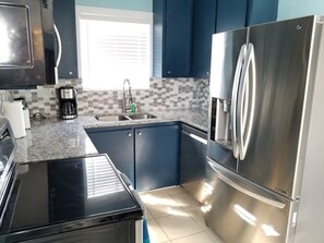 House, 1 King Bed with Sofa bed, Kitchen, Garden View | Private kitchen | Fridge, microwave, stovetop, dishwasher - 206a 10th (St. Augustine)