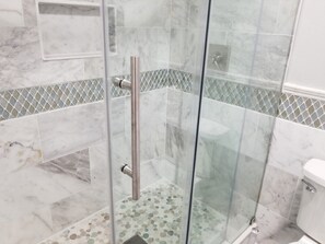 Hus - 1 kingsize-säng med bäddsoffa - kök - utsikt mot trädgården | Badrum | Handdukar