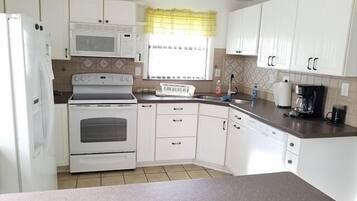 Fridge, microwave, stovetop, dishwasher