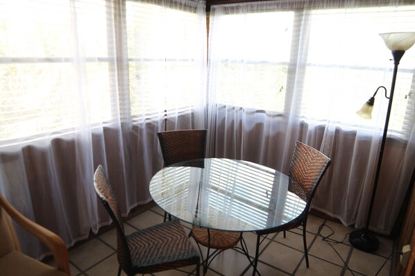 Hus - flera sängar - privat pool - utsikt mot poolen | Eget kök | Kylskåp, mikrovågsugn, spishäll och diskmaskin