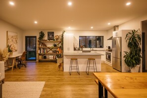 Jääkaappi, mikroaaltouuni, uuni, astianpesukone