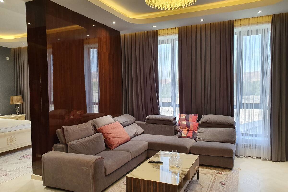 Luxe studio suite | Luxe beddengoed, bedden met traagschuimmatrassen, een kluis op de kamer