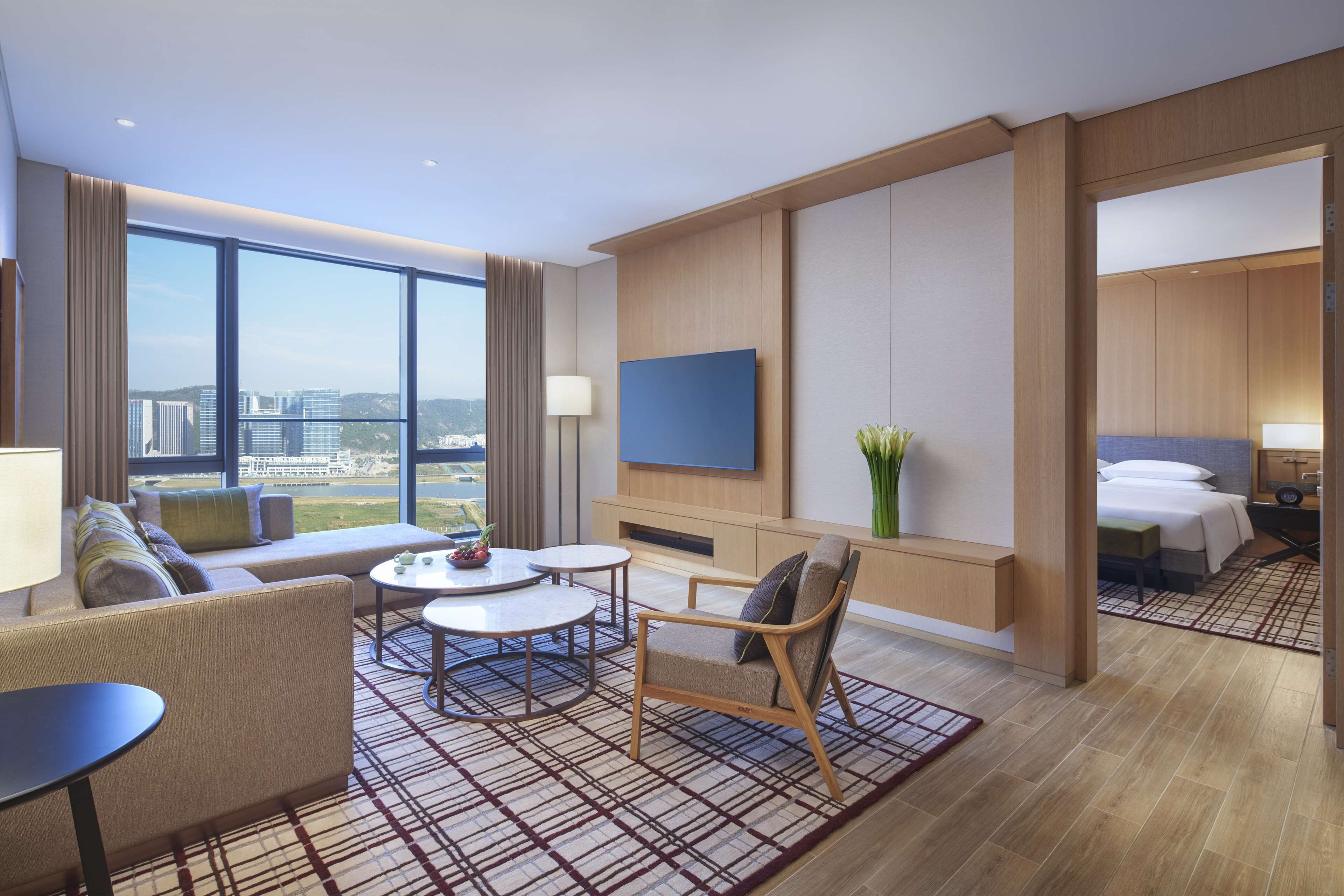 Minibar, caja de seguridad en la habitación y decoración personalizada 