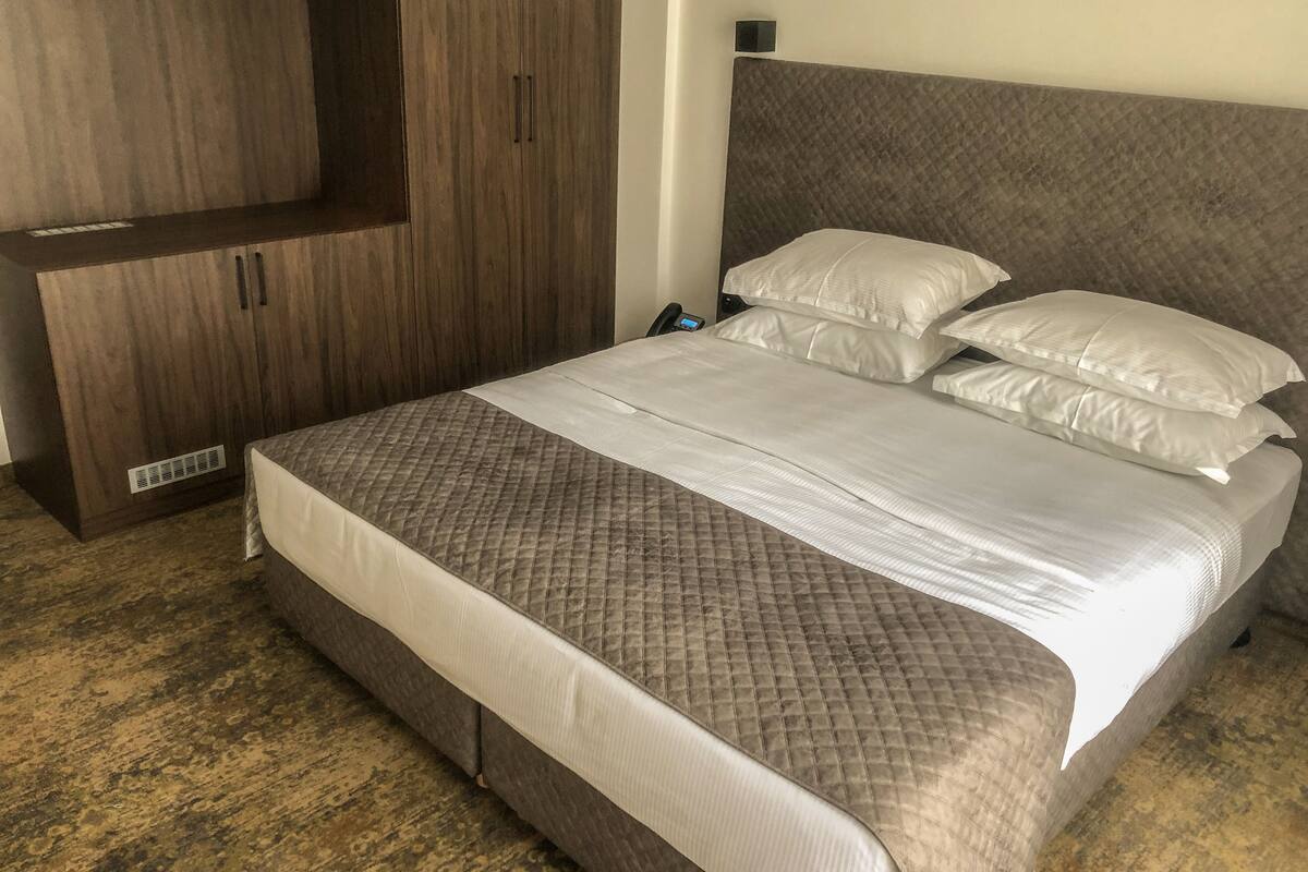 Frigobar, cofres nos quartos, escrivaninha, cortinas blackout