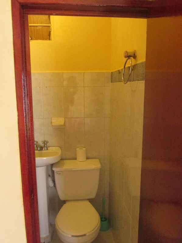 Bruser, hårtørrer, håndklæder, Toiletpapir