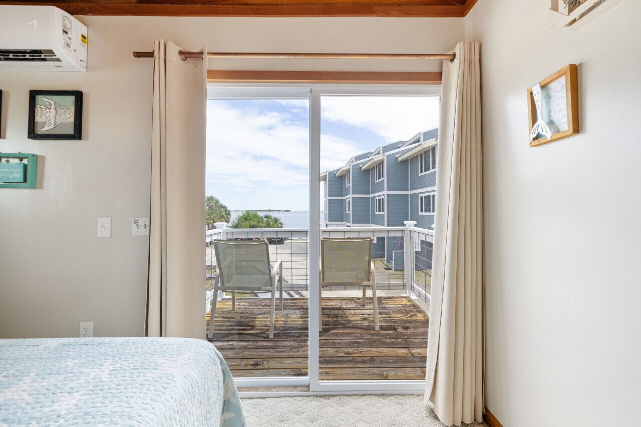 1 habitación, tabla de planchar con plancha y cuna de viaje 