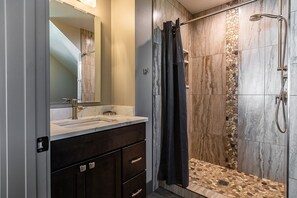 吹风机、毛巾、肥皂、洗发水