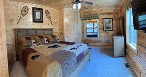 2 bedrooms, in-room safe, iron/ironing board, free WiFi - Amazing Cabin, Close to Everything/Fireplace/Jacuzzi/Hot Tub/Pool Table/Com.Pool (Pigeon Forge)