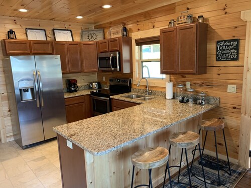 Amazing Cabin, Close to Everything/Fireplace/Jacuzzi/Hot Tub/Pool Table/Com.Pool