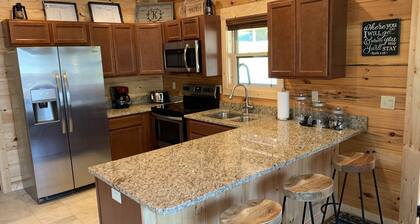 Amazing Cabin, Close to Everything/Fireplace/Jacuzzi/Hot Tub/Pool Table/Com.Pool